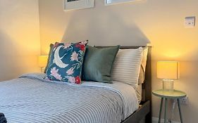 The Studio Retreat - 2 Bed Flat, Sleeps 4 - Brampton Town Centre, Hadrians Wall
